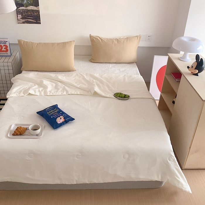 91家纺网 家纺一手货源 找家纺 星期八2023新款水洗棉夏被 白色