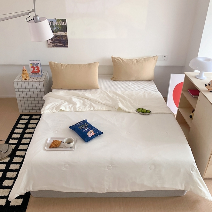 91家纺网 家纺一手货源 找家纺 星期八2023新款水洗棉夏被 白色