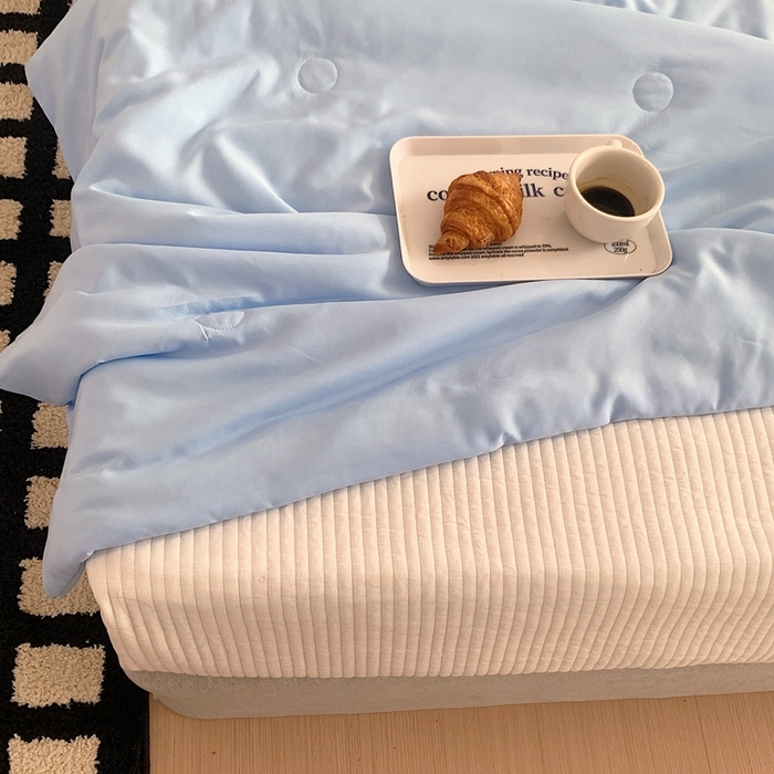 91家纺网 家纺一手货源 找家纺 星期八2023新款水洗棉夏被 蓝色