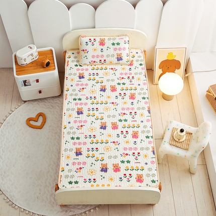 91家纺网 家纺一手货源 找家纺 嗨生活2023新款幼儿园凉席 儿童乳胶凉席 花丛小熊