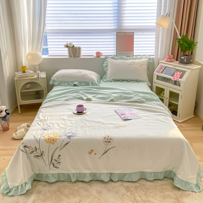 91家纺网 家纺一手货源 找家纺 AB家纺 2023新品水洗真丝夏被 伊甸园奶昔白浅绿