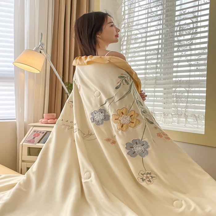 91家纺网 家纺一手货源 找家纺 AB家纺 2023新品水洗真丝夏被 伊甸园奶牛黄