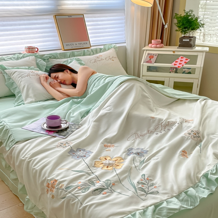 91家纺网 家纺一手货源 找家纺 AB家纺 2023新品水洗真丝夏被 伊甸园奶昔白浅绿