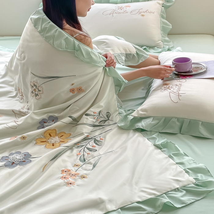 91家纺网 家纺一手货源 找家纺 AB家纺 2023新品水洗真丝夏被 伊甸园奶昔白浅绿