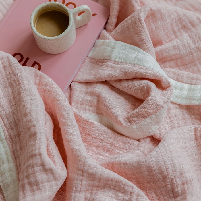 91家纺网 家纺一手货源 找家纺 雯雨家纺2023新款A类全棉纱布毛巾被 浅粉