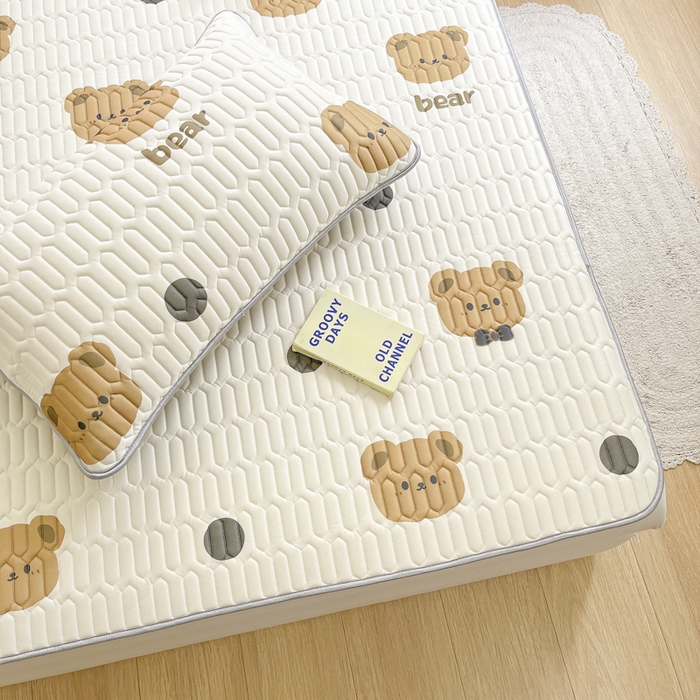 91家纺网 家纺一手货源 找家纺 柒月2023小清新乳胶凉席 波点小熊