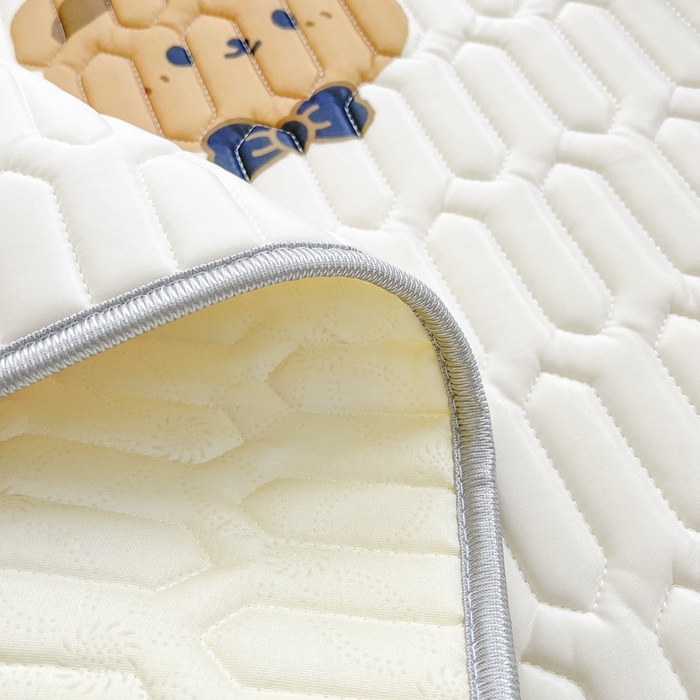 91家纺网 家纺一手货源 找家纺 柒月2023小清新乳胶凉席 波点小熊