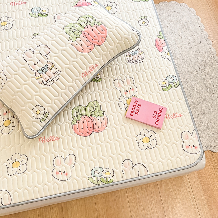 91家纺网 家纺一手货源 找家纺 柒月2023小清新乳胶凉席 草莓兔兔