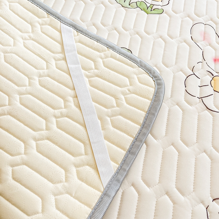 91家纺网 家纺一手货源 找家纺 柒月2023小清新乳胶凉席 草莓兔兔