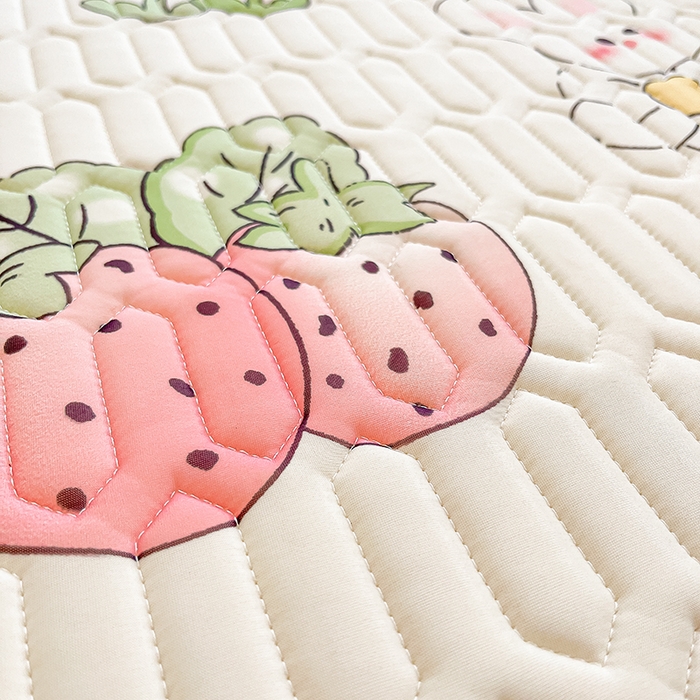 91家纺网 家纺一手货源 找家纺 柒月2023小清新乳胶凉席 草莓兔兔