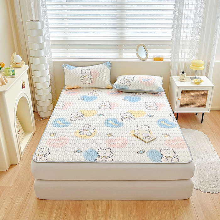 91家纺网 家纺一手货源 找家纺 柒月2023小清新乳胶凉席 彩心小熊