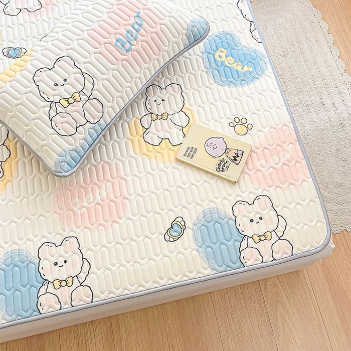 91家纺网 家纺一手货源 找家纺 柒月2023小清新乳胶凉席 彩心小熊