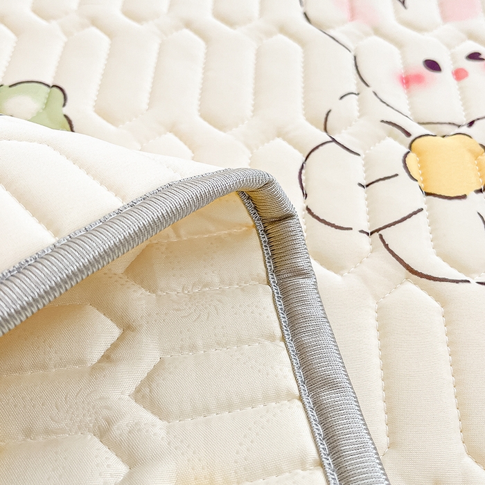 91家纺网 家纺一手货源 找家纺 柒月2023小清新乳胶凉席 草莓兔兔