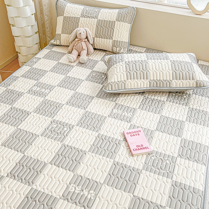 91家纺网 家纺一手货源 找家纺 柒月2023小清新乳胶凉席 灰格小熊