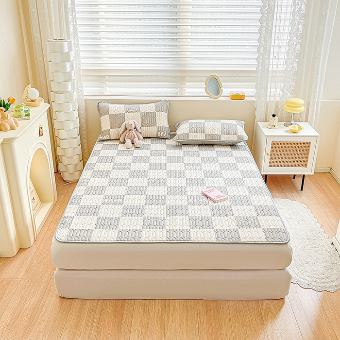 91家纺网 家纺一手货源 找家纺 柒月2023小清新乳胶凉席 灰格小熊