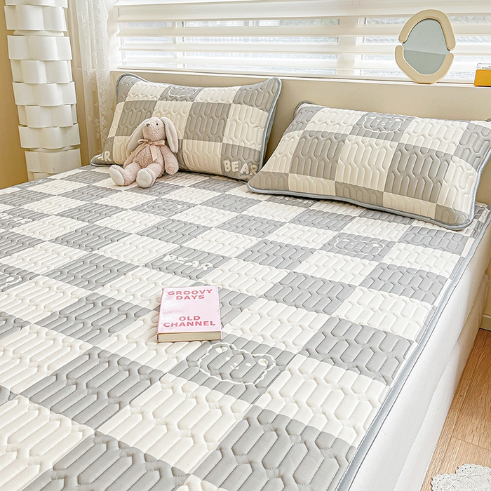 91家纺网 家纺一手货源 找家纺 柒月2023小清新乳胶凉席 灰格小熊