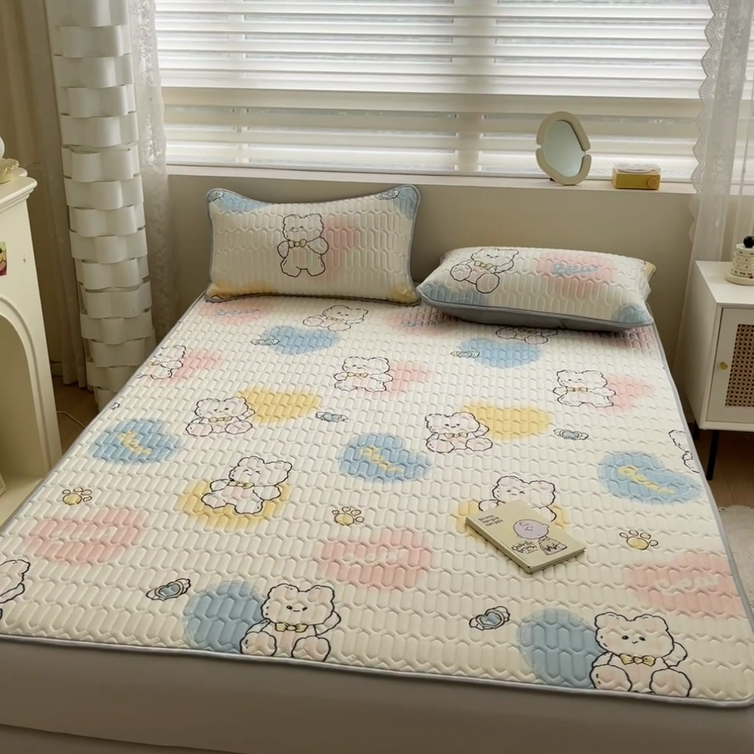 91家纺网 家纺一手货源 找家纺 柒月2023小清新乳胶凉席 彩心小熊