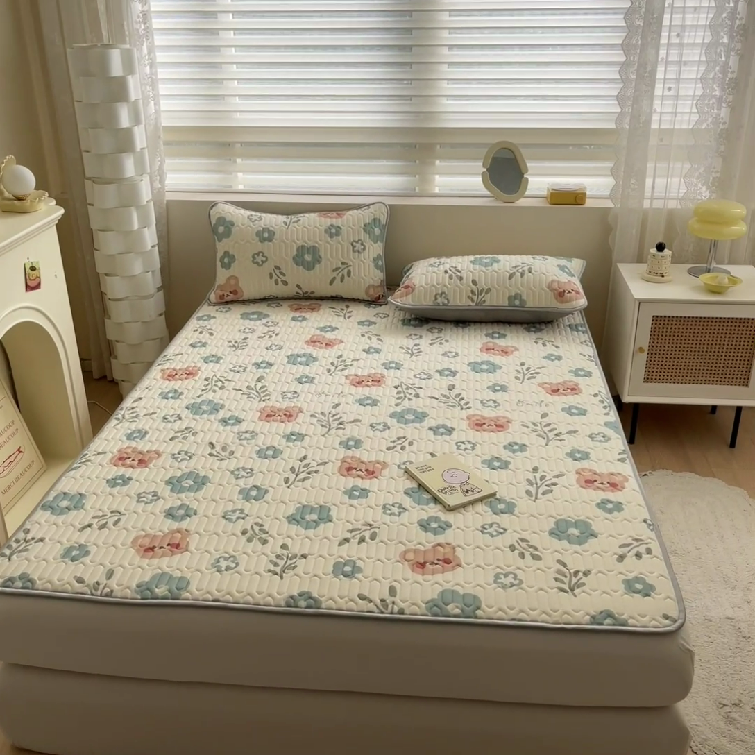 91家纺网 家纺一手货源 找家纺 柒月2023小清新乳胶凉席 蓝花小熊