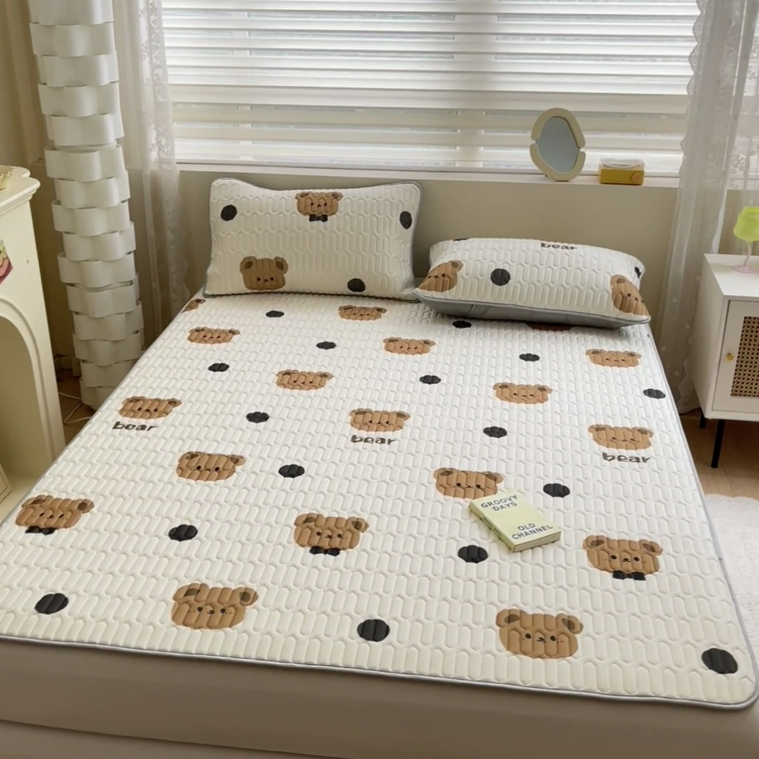 91家纺网 家纺一手货源 找家纺 柒月2023小清新乳胶凉席 波点小熊