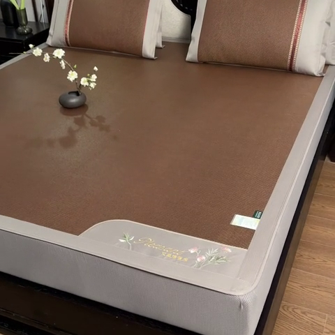 91家纺网 家纺一手货源 找家纺 小牛席业2023新款艾草清香冰藤席系列（床笠款） 黑咖