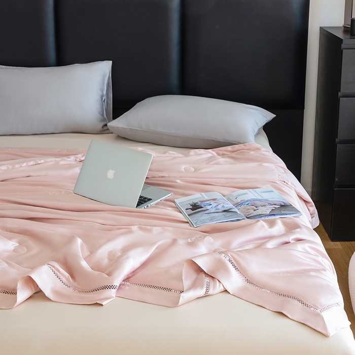 91家纺网 家纺一手货源 找家纺 （总）优姿家纺2024新品60s莫代尔镂空提花夏被-香谨艾草