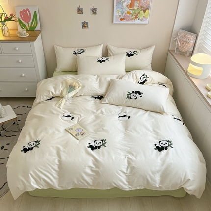 91家纺网 家纺一手货源 找家纺 红嘴企鹅 2025新款纯棉毛巾绣四件套-大熊猫 熊猫憨憨
