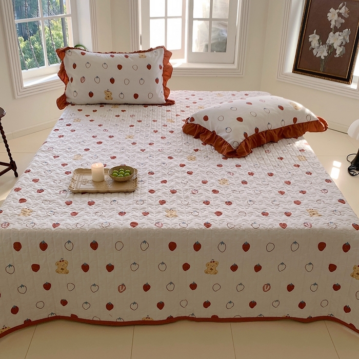 91家纺网 家纺一手货源 找家纺 星期八2023款水洗棉麻床盖+枕套+夏被 草莓熊