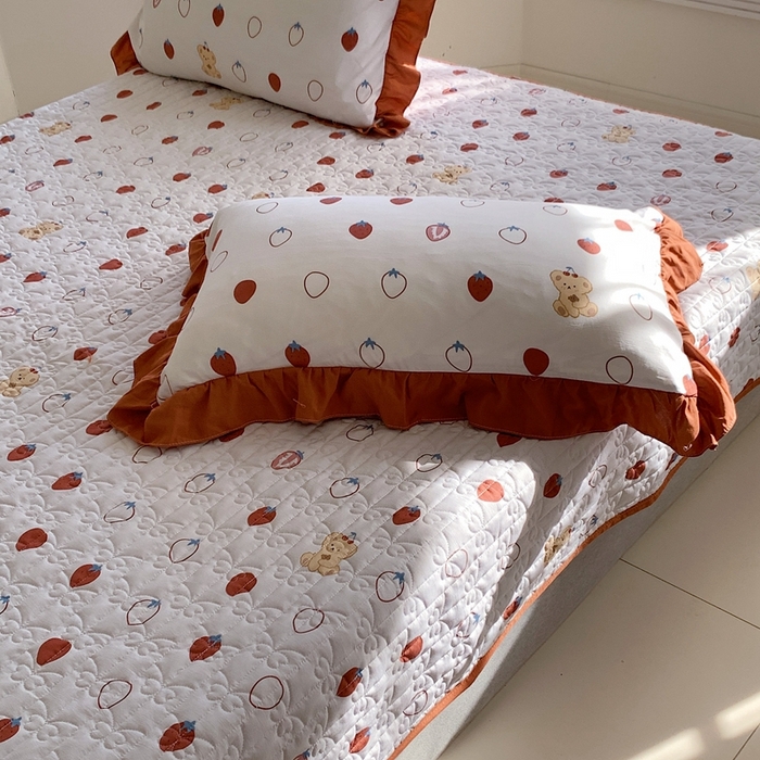 91家纺网 家纺一手货源 找家纺 星期八2023款水洗棉麻床盖+枕套+夏被 草莓熊