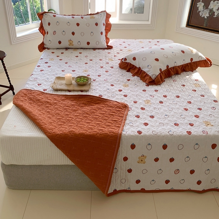 91家纺网 家纺一手货源 找家纺 星期八2023款水洗棉麻床盖+枕套+夏被 草莓熊