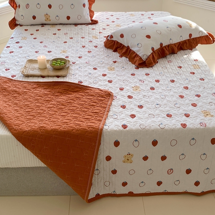 91家纺网 家纺一手货源 找家纺 星期八2023款水洗棉麻床盖+枕套+夏被 草莓熊