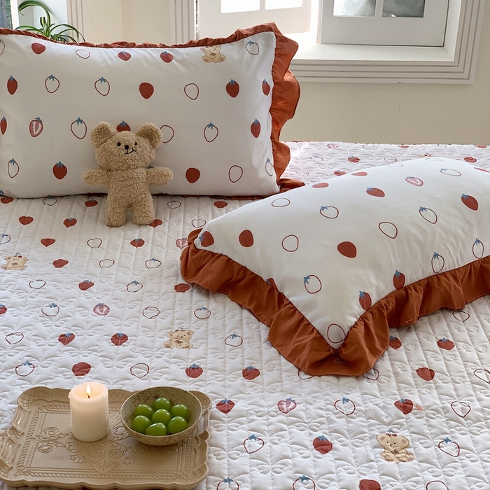 91家纺网 家纺一手货源 找家纺 星期八2023款水洗棉麻床盖+枕套+夏被 草莓熊