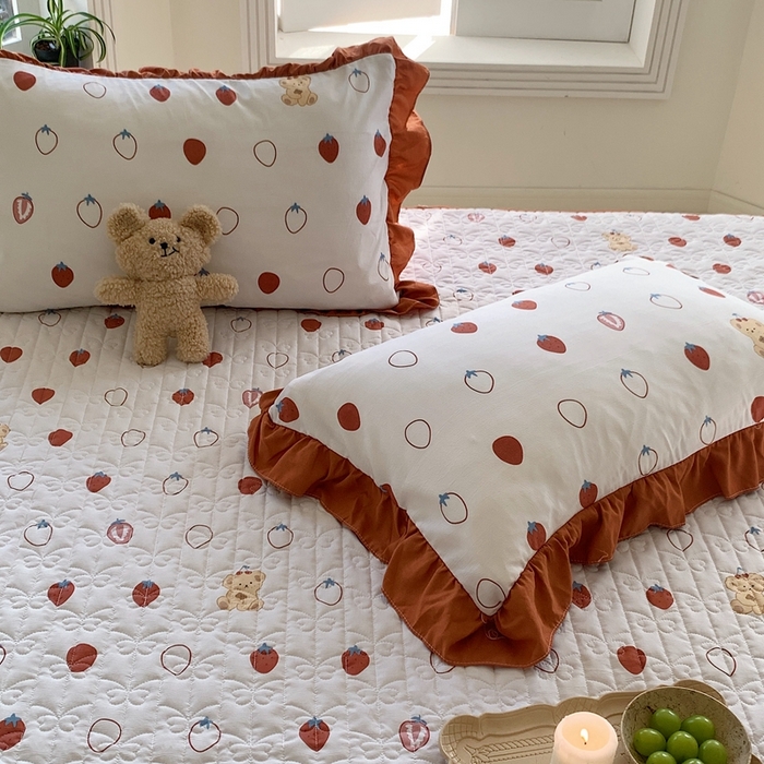 91家纺网 家纺一手货源 找家纺 星期八2023款水洗棉麻床盖+枕套+夏被 草莓熊