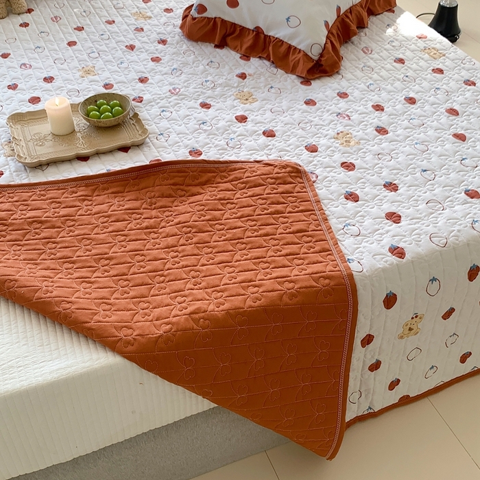 91家纺网 家纺一手货源 找家纺 星期八2023款水洗棉麻床盖+枕套+夏被 草莓熊