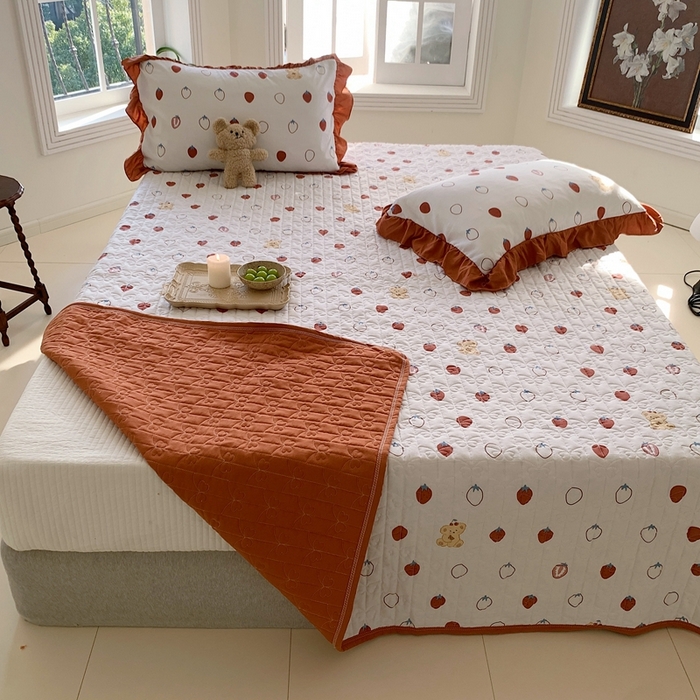 91家纺网 家纺一手货源 找家纺 星期八2023款水洗棉麻床盖+枕套+夏被 草莓熊