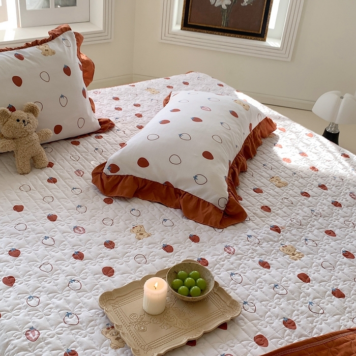 91家纺网 家纺一手货源 找家纺 星期八2023款水洗棉麻床盖+枕套+夏被 草莓熊