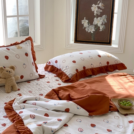 91家纺网 家纺一手货源 找家纺 星期八2023款水洗棉麻床盖+枕套+夏被 草莓熊