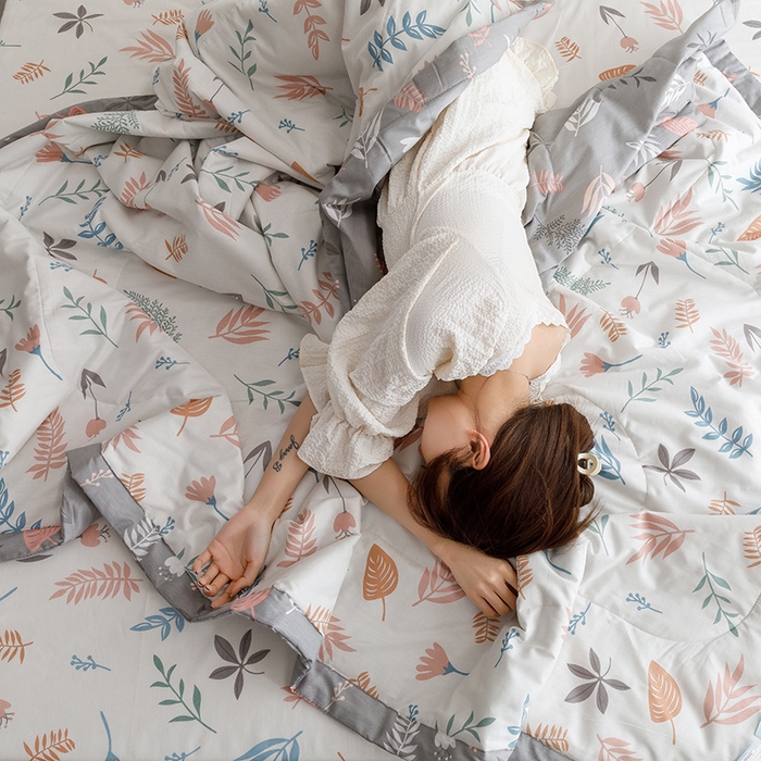 91家纺网 家纺一手货源 找家纺 莱宁被业 2023新款13070纯棉夏凉被全棉夏被四件套 朵拉花园