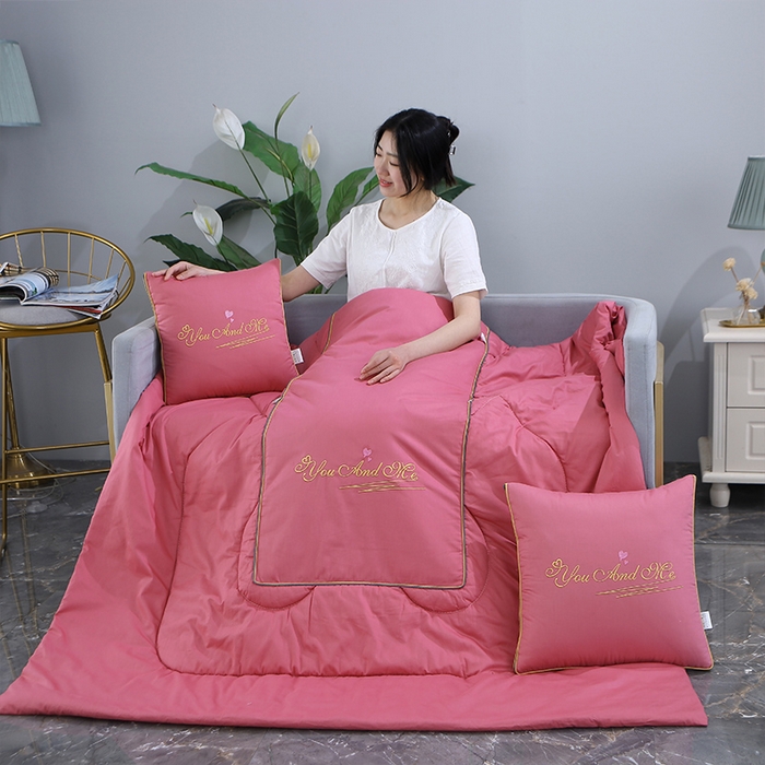 91家纺网 家纺一手货源 找家纺 照世 2023新款 全棉简约系列抱枕被 粉色