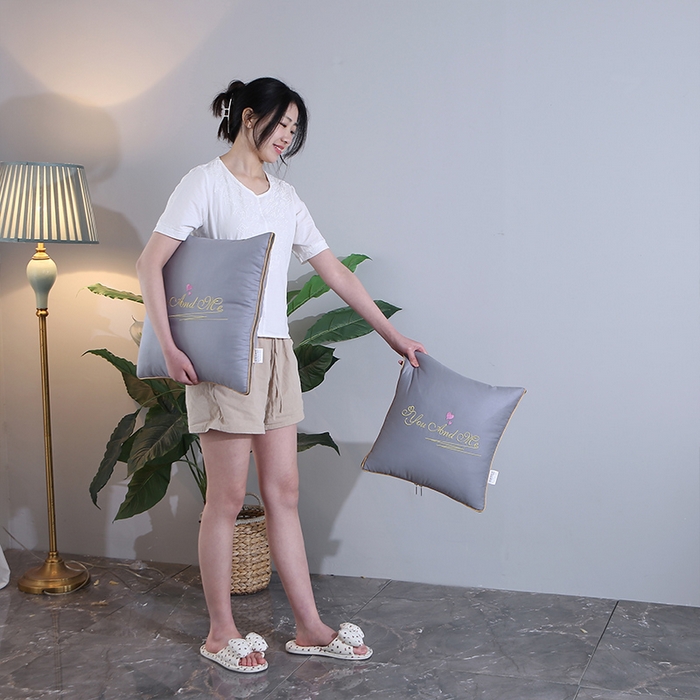 91家纺网 家纺一手货源 找家纺 照世 2023新款 全棉简约系列抱枕被 灰色