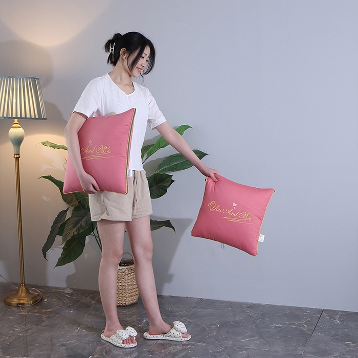 91家纺网 家纺一手货源 找家纺 照世 2023新款 全棉简约系列抱枕被 粉色