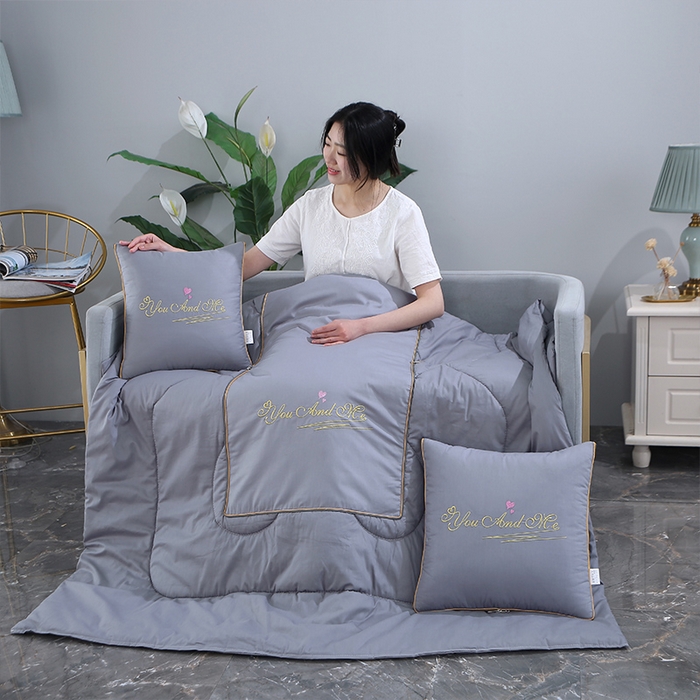 91家纺网 家纺一手货源 找家纺 照世 2023新款 全棉简约系列抱枕被 灰色