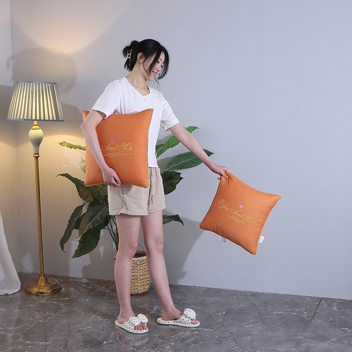 91家纺网 家纺一手货源 找家纺 照世 2023新款 全棉简约系列抱枕被 橘色