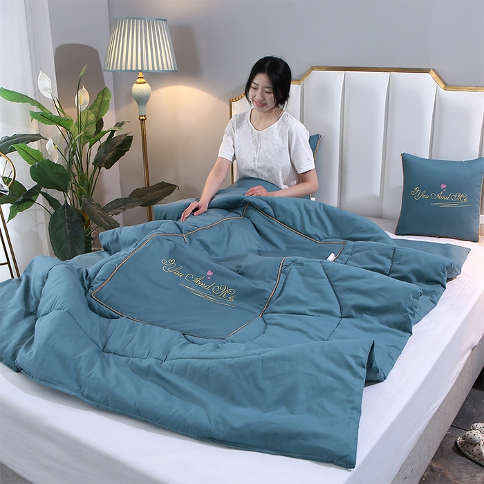 91家纺网 家纺一手货源 找家纺 照世 2023新款 全棉简约系列抱枕被 蓝色