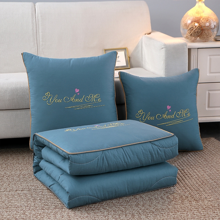 91家纺网 家纺一手货源 找家纺 照世 2023新款 全棉简约系列抱枕被 蓝色