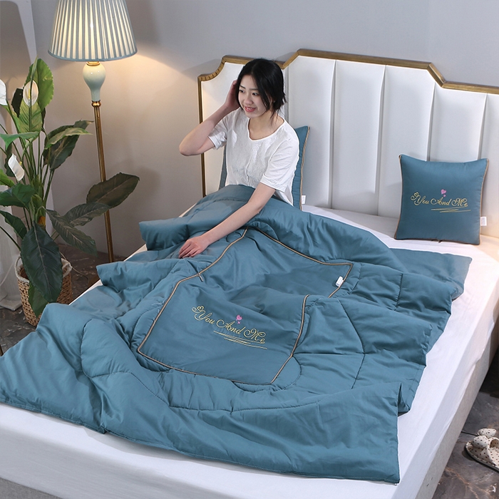 91家纺网 家纺一手货源 找家纺 照世 2023新款 全棉简约系列抱枕被 蓝色