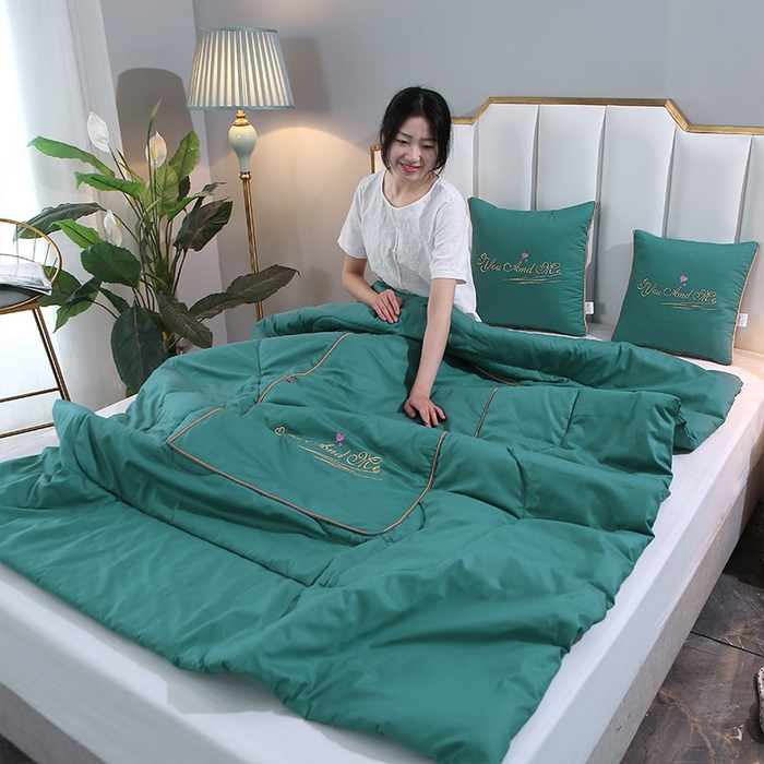 91家纺网 家纺一手货源 找家纺 照世 2023新款 全棉简约系列抱枕被 绿色