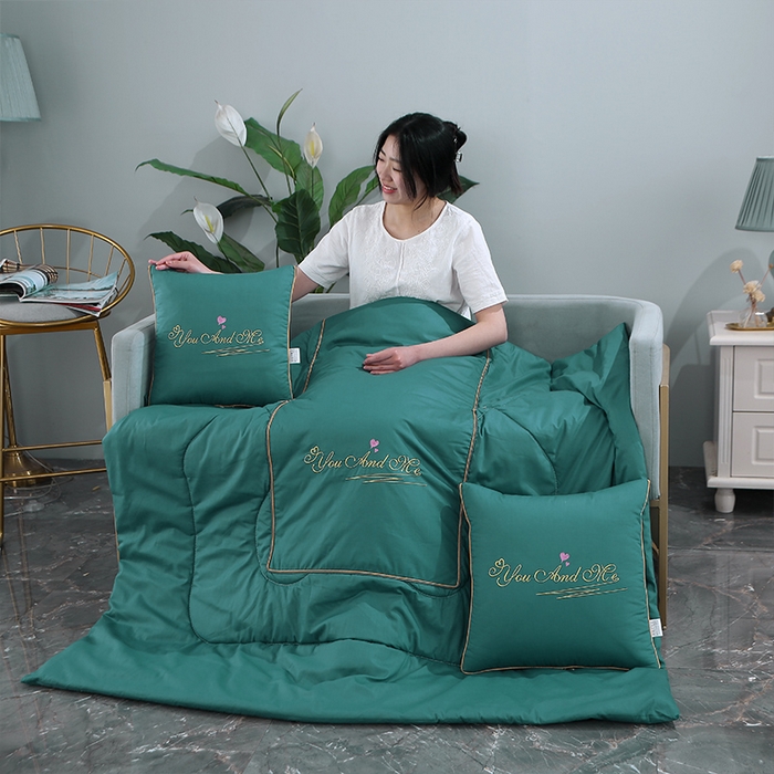 91家纺网 家纺一手货源 找家纺 照世 2023新款 全棉简约系列抱枕被 绿色