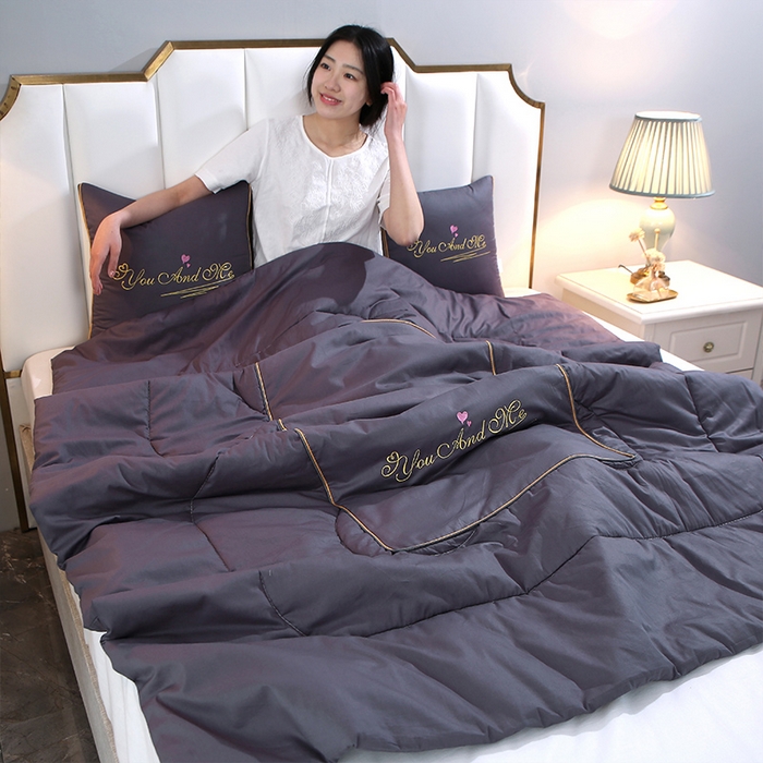 91家纺网 家纺一手货源 找家纺 照世 2023新款 全棉简约系列抱枕被 深灰