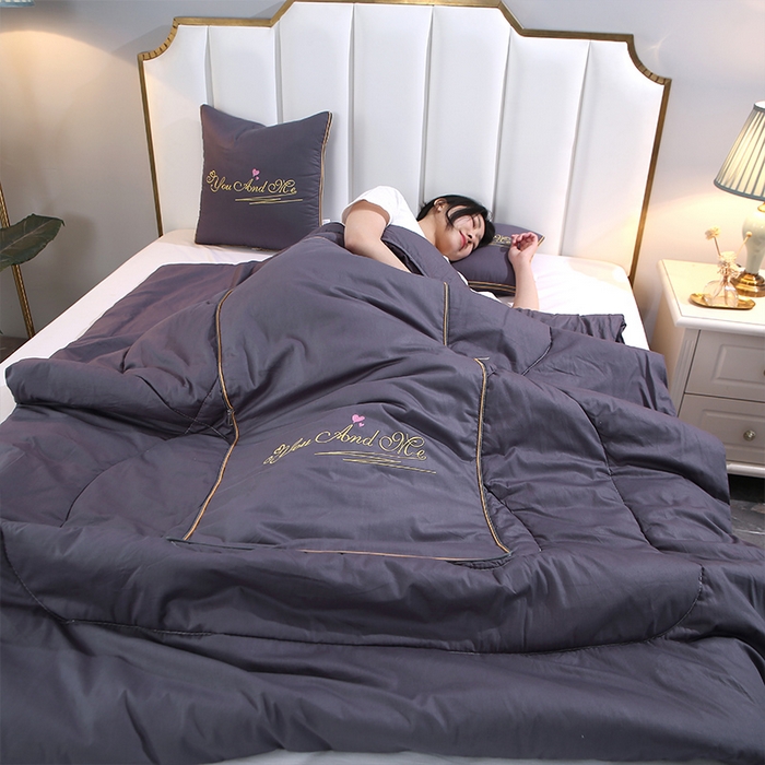 91家纺网 家纺一手货源 找家纺 照世 2023新款 全棉简约系列抱枕被 深灰