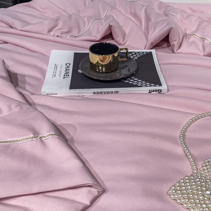 91家纺网 家纺一手货源 找家纺 优姿 2024新款仿棉麻抗菌绣花夏被 蝶纷飞-粉